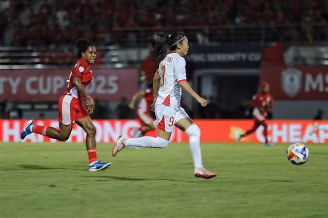 La joueuse du match, Huynh Nhu (à droite), du Vietnam, court avec le ballon pendant le match Vietnam-Indonésie. Photo : VNA