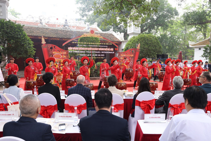 La cérémonie de présentation officielle des "Itinéraires touristiques patrimoniaux dans la ville de Hanoi", au temple Quan Thanh, à Hanoi. Photo : VietnamPlus