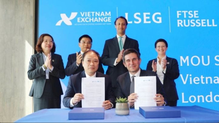 Signature du protocole d’accord entre la VNX et FTSE Russell au siège de la LSE. Photo: VNA