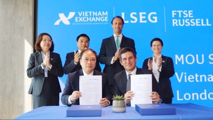 Signature du protocole d’accord entre la VNX et FTSE Russell au siège de la LSE. Photo: VNA