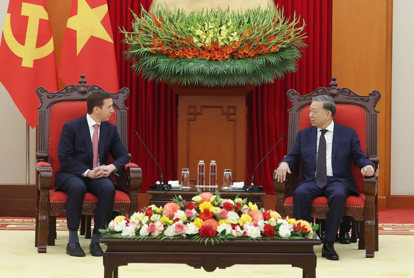 Le secrétaire général du Parti, Tô Lâm (à droite) et le directeur général de Warburg Pincus et président du Conseil d’affaires États-Unis - ASEAN (USABC), David Perlman, à Hanoi, le 18 avril. Photo: VNA