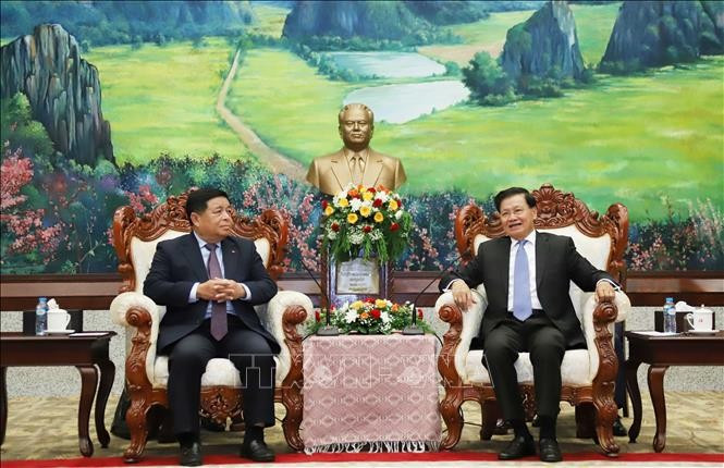 Le secrétaire général et président lao Thongloun Sisoulith et le vice-Premier ministre vietnamien Nguyên Chi Dung (à gauche), lors de leur rencontre à Vientiane, le 9 juillet Photo : VNA
