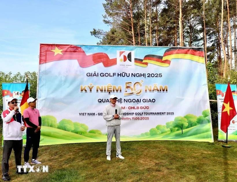 L'ambassadeur Vu Quang Minh s'exprime lors de la cérémonie d'ouverture du 8e tournoi de golf de l’amitié Vietnam-Allemagne. Photo : VNA