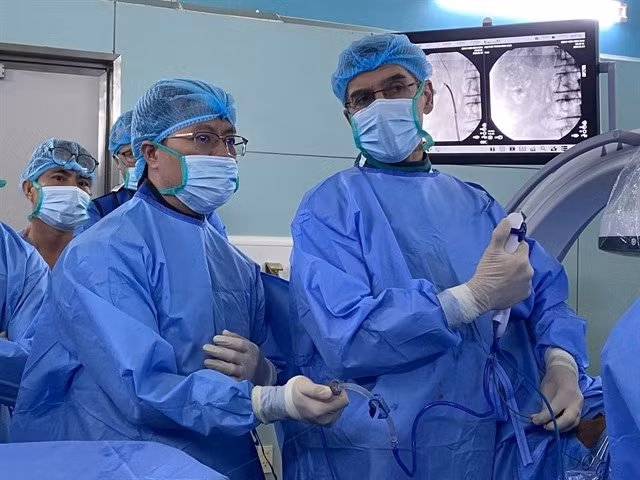 Le professeur Olivier Traxer (à droite), président de la section d’endourologie de l’EAU, et des médecins de l’Hôpital Binh Dân réalisent une intervention chirurgicale intrarénale rétrograde en direct à l’aide du système d’urétéroscope numérique LithoVue lors de cet atelier. Photo : gracieuseté de l’hôpital