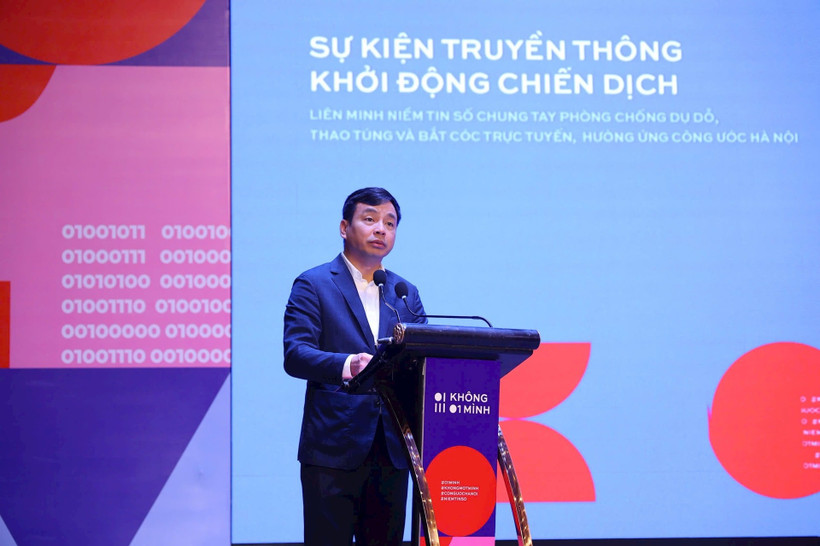 Le général de brigade Lê Xuân Minh, directeur du Département de la cybersécurité et de la prévention de la criminalité liée aux hautes technologies du ministère de la Sécurité publique, s’exprime lors du lancement de la campagne. Photo : hanoimoi.vn