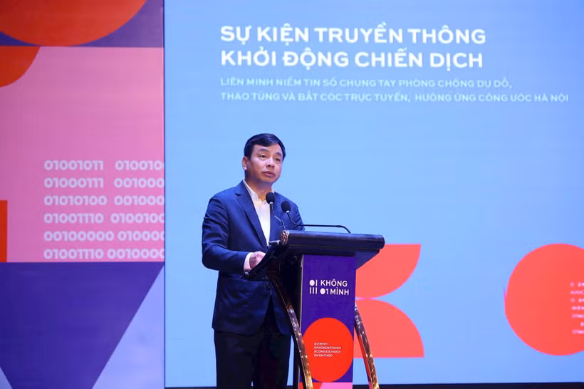 Le général de brigade Lê Xuân Minh, directeur du Département de la cybersécurité et de la prévention de la criminalité liée aux hautes technologies du ministère de la Sécurité publique, s’exprime lors du lancement de la campagne. Photo : hanoimoi.vn