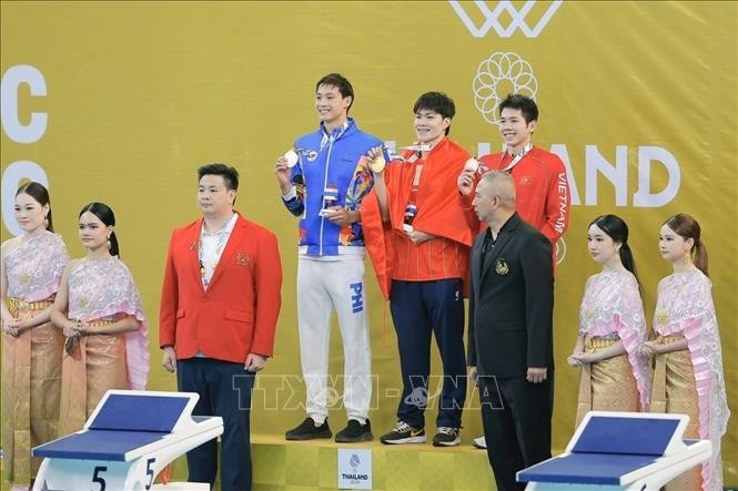 Le nageur vietnamien Trân Hung Nguyên exhibe sa médaille d'or. Photo : VNA