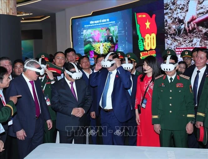 Le Premier ministre Pham Minh Chinh (deuxième à partir de la gauche) visite la zone d'exposition des produits de défense de Viettel, à Hanoi, le 19 décembre. Photo : VNA