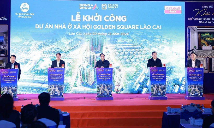 Le Premier ministre Pham Minh Chinh (centre) et les délégués donnent le coup d'envoi du projet de logements sociaux à Lào Cai. Photo : VNA