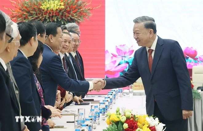 Le secrétaire général du Parti communiste du Vietnam, Tô Lâm rencontre les intellectuels et scientifiques, à Hanoi, le 30 décembre 2024. Photo : VNA