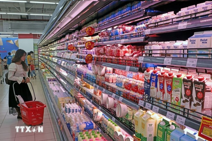 Une offre abondante de marchandises, ainsi que des programmes promotionnels dans les supermarchés, contribuent à réduire la pression inflationniste. Photo : VNA