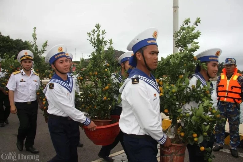 La 4e région navale transporte des pots de kumquat vers les îles et les points insulaires de l’archipel de Truong Sa. Photo : congthuong.vn