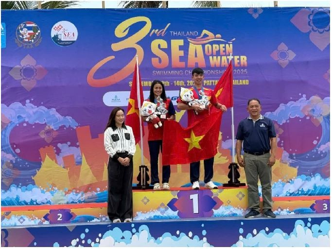 Une nouvelle médaille d'or pour l’équipe vietnamienne lors de la dernière journée de compétition des Championnats d'Asie du Sud-Est de natation en eau libre 2025. Photo: Association vietnamienne des sports aquatiques