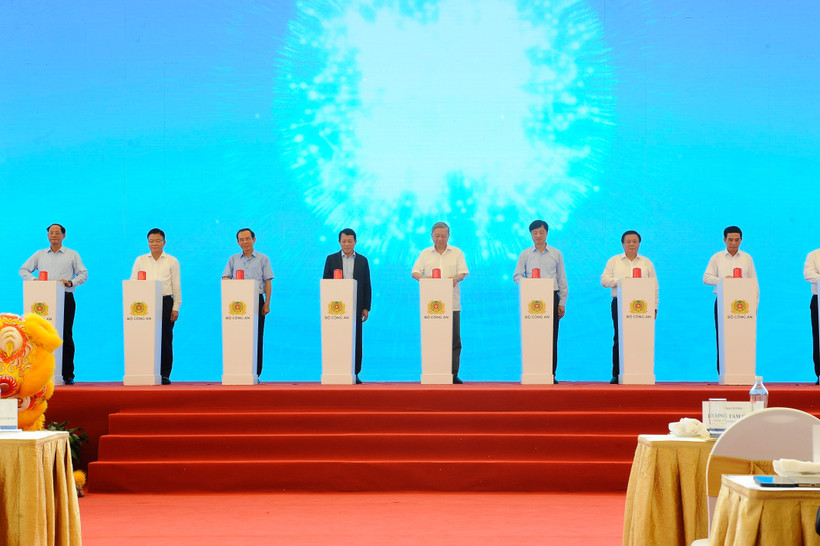 Le secrétaire général du Parti, Tô Lâm, et des délégués lors de la cérémonie de mise en chantier du stade PVF, à Hung Yên, le 19 octobre. Photo : VNA
