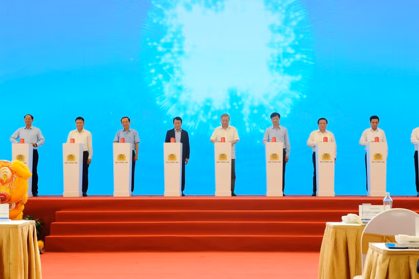 Le secrétaire général du Parti, Tô Lâm, et des délégués lors de la cérémonie de mise en chantier du stade PVF, à Hung Yên, le 19 octobre. Photo : VNA