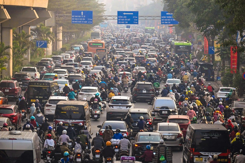 Les véhicules à Hanoi et à Hô Chi Minh-Ville devront respecter la norme Euro 4 à partir de 2027, mais des défis persistent. Photo: VNA