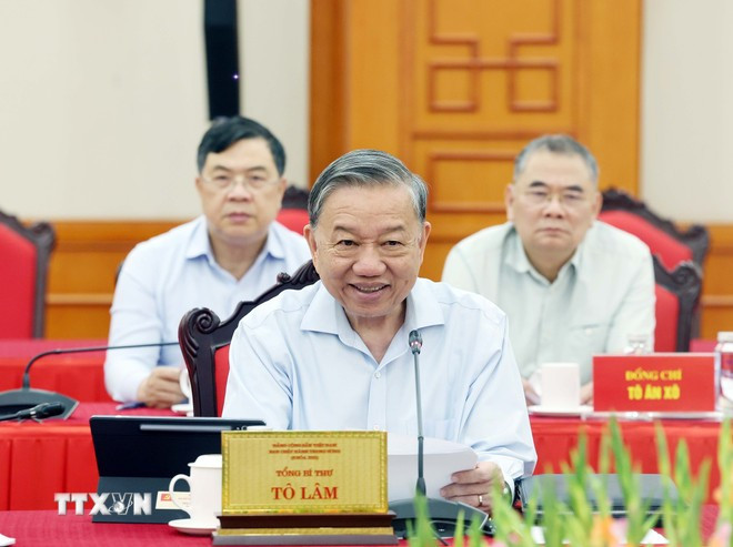 Le secrétaire général du Parti communiste du Vietnam, Tô Lâm lors de la séance de travail avec Comité permanent du Comité du Parti de la Sécurité publique. Photo: VNA