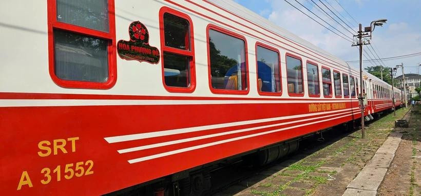 Ce train de luxe, orné du rouge de la fleur du flamboyant, fleur emblématique de Hai Phong, sera mis en service sur la ligne Hanoi-Hai Phong. Photo : VietnamPlusportuaire du Nord.