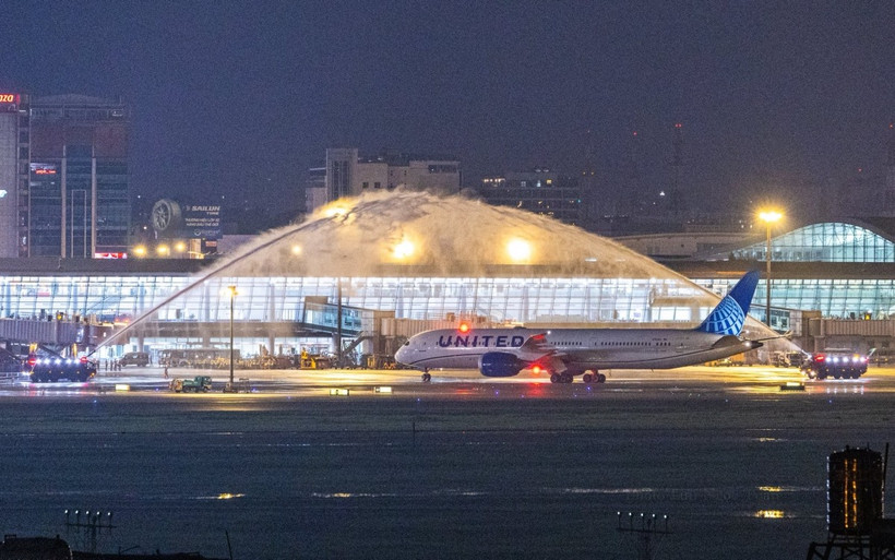 Un avion de United Airlines accueilli par un salut à l’eau à l’aéroport international de Tân Son Nhât, à Hô Chi Minh-Ville. Photo : tcdulichtphcm.vn