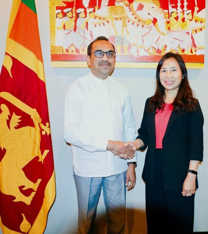 L’ambassadrice du Vietnam au Sri Lanka, Trinh Thi Tâm (à droite) et le ministre sri-lankais des Transports, des Autoroutes, des Ports et de l’Aviation civile, Bimal Rathnayake se serrent la main. Photo: VNA