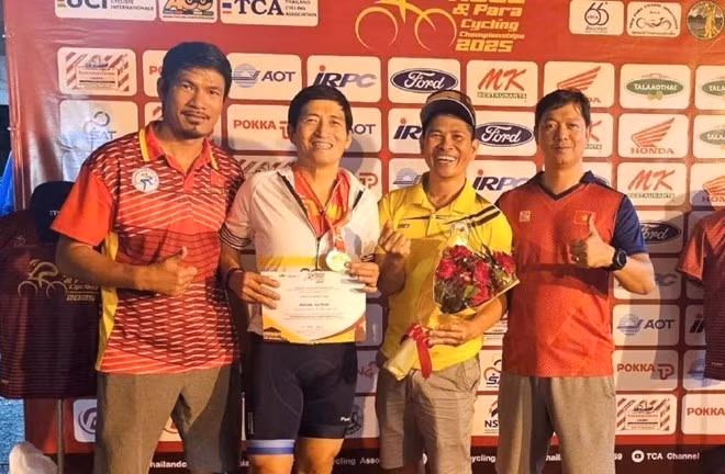 Hoàng Hai Nam (deuxième à partir de la gauche) décroche la médaille d'or dans la catégorie des 60 ans et plus aux Championnats d'Asie de cyclisme sur route 2025. Photo: FBNV