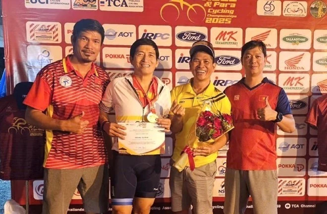 Hoàng Hai Nam (deuxième à partir de la gauche) décroche la médaille d'or dans la catégorie des 60 ans et plus aux Championnats d'Asie de cyclisme sur route 2025. Photo: FBNV