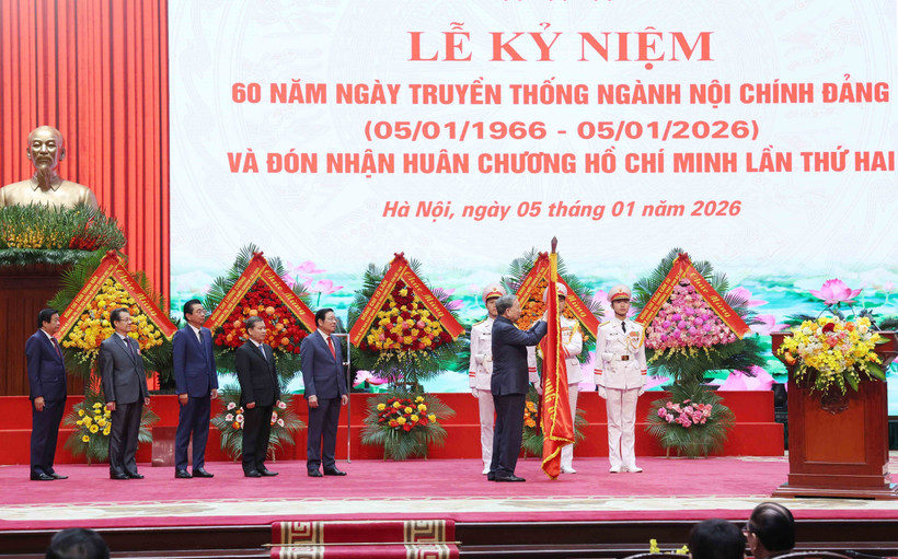 Le secrétaire général Tô Lâm attache l’Ordre Hô Chi Minh sur le drapeau traditionnel de la Commission des affaires intérieures du Comité central du Parti. Photo : VNA