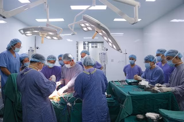 L'équipe chirurgicale procède au prélèvement d'organes sur un donneur en état de mort cérébrale. Photo : gracieuseté de l'Hôpital de l'Amitié Viêt Duc