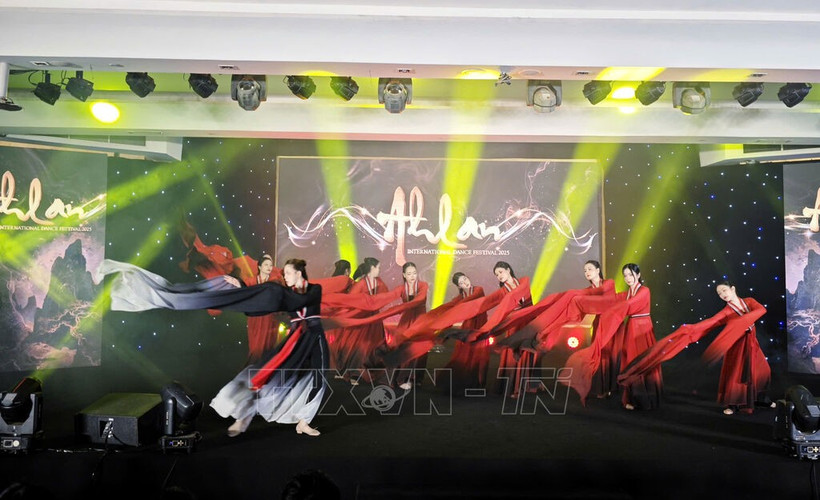 Une représentation au Festival international des danses orientales Ahlan 2025. Photo: VNA