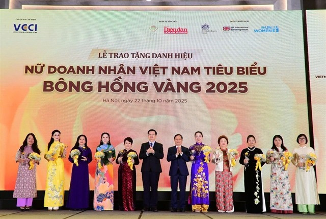 Le vice-Premier ministre Mai Van Chinh et le président de la VCCI, Pham Tân Công, remettent des prix aux 10 meilleures femmes entrepreneures. Photo : VGP