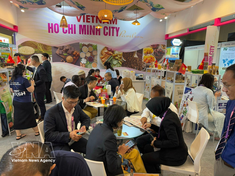 Les stands vietnamiens ont attiré l'attention de nombreux acheteurs et distributeurs lors du salon SIAL Interfood 2025 à Jakarta, en Indonésie. Photo : VNA