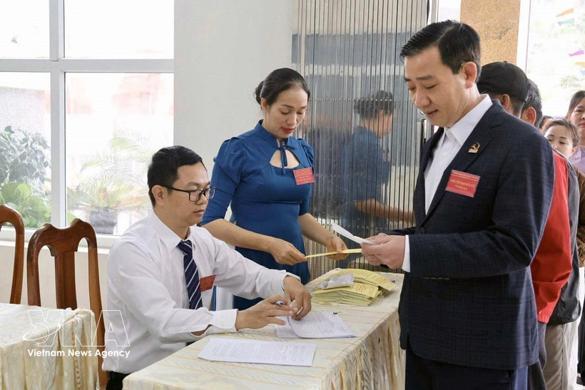 Des soldats et des civils sur l'île de Bach Long Vi participent au vote anticipé. Photo : VNA