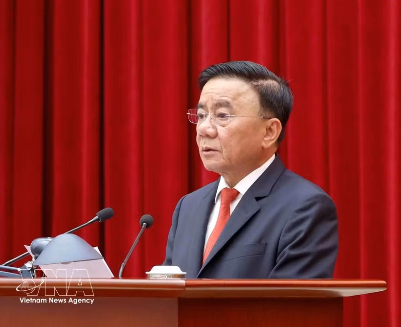 Le membre du Politburo et membre permanent du Secrétariat du Comité central du Parti, Trân Câm Tu, prend la parole lors de la conférence, à Hanoi, le 17 mars. Photo : VNA