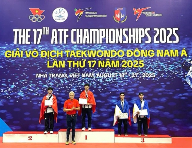 Luu Quyên Phuoc du Vietnam en première position de l'épreuve de poomsae libre simple hommes des 17es Championnats de taekwondo d'Asie du Sud-Est et des Championnats juniors, à Khanh Hoa, le 19 août. Photo: VNA