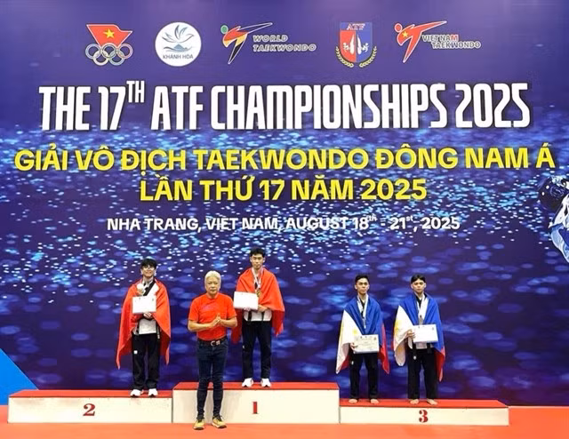 Luu Quyên Phuoc du Vietnam en première position de l'épreuve de poomsae libre simple hommes des 17es Championnats de taekwondo d'Asie du Sud-Est et des Championnats juniors, à Khanh Hoa, le 19 août. Photo: VNA