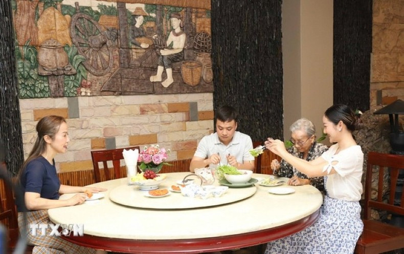Un repas familial chaleureux selon la tradition vietnamienne dans la famille de Mme Nguyen Thi Nuong. Photo : VNA