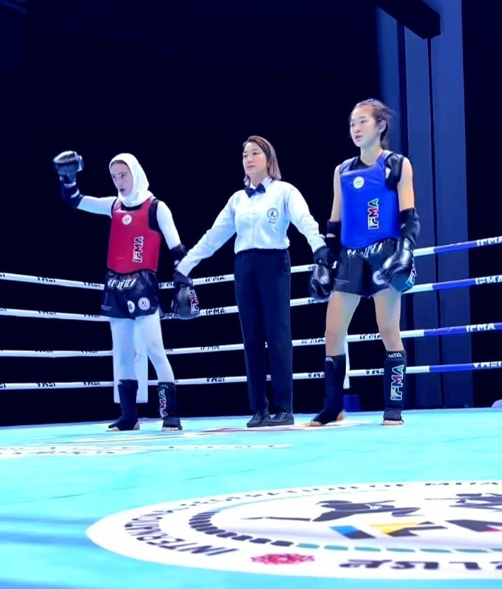 Nguyên Thi Thu Phuong (à droite) remporte une médaille d'argent en muay thaï dans la catégorie des 48 kg pour les femmes âgées de 14 à 15 ans. Photo : thethaovanhoa.vn