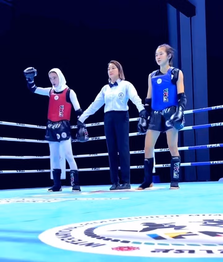 Nguyên Thi Thu Phuong (à droite) remporte une médaille d'argent en muay thaï dans la catégorie des 48 kg pour les femmes âgées de 14 à 15 ans. Photo : thethaovanhoa.vn