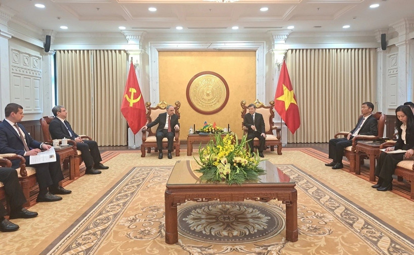 Le président de la Cour populaire suprême, Lê Minh Tri (au centre, à gauche), et le procureur général d’Azerbaïdjan, Kamran Bayram Aliyev. Photo: VNA
