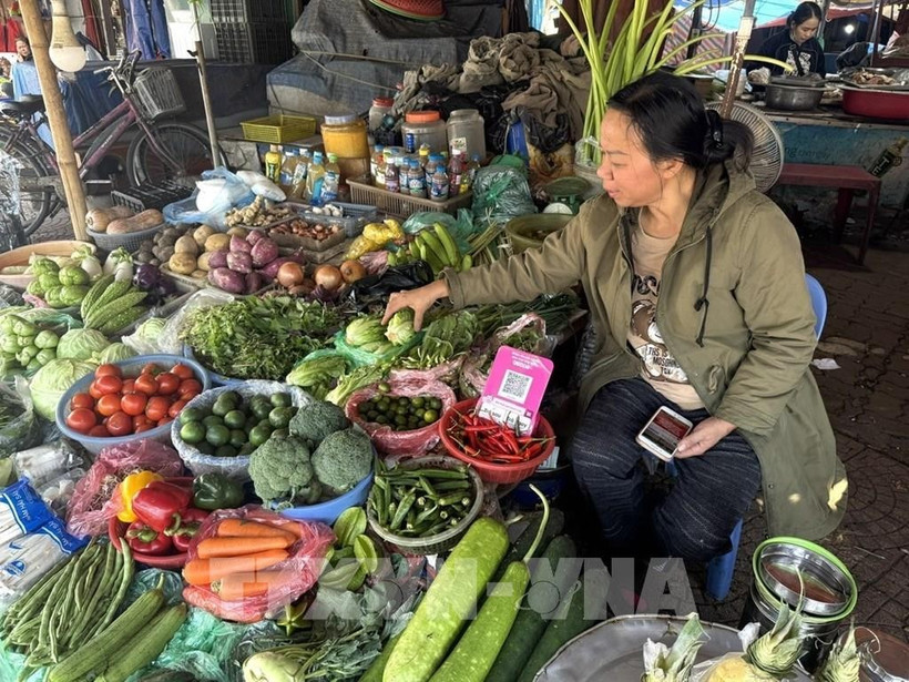 Un étal de fruits et légumes au marché Nga Tu So, dans le quartier de Dông Da, à Hanoi. Photo : VNA