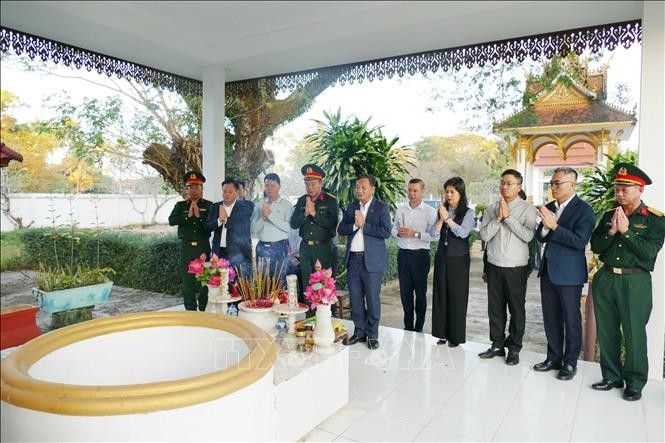 La délégation de l’ambassade du Vietnam au Laos offre de l'encens à la mémoire des des héros de guerre et des martyrs sur le monument commémoratif de l’alliance de combat Laos-Vietnam. Photo : VNA