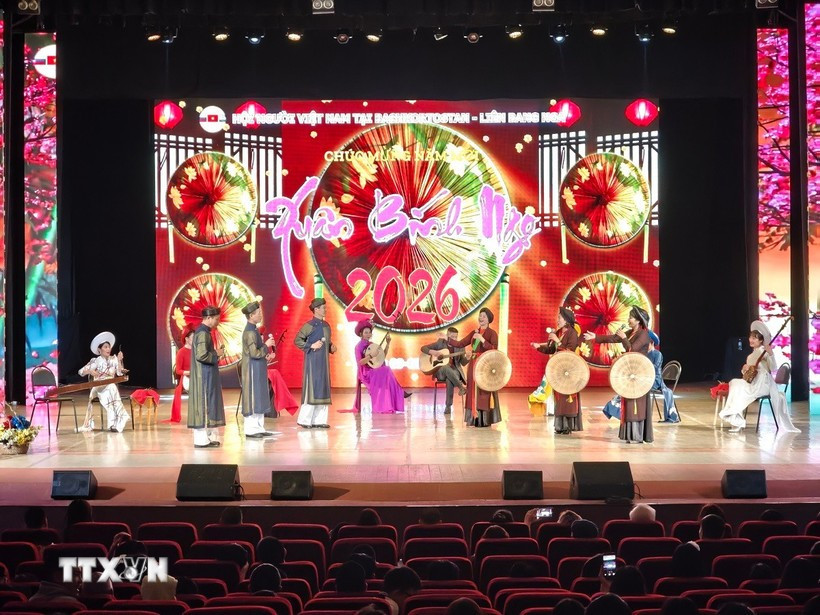 Une représentation de chants folkloriques Quan Ho dans le cadre de l’ événement, à Upha, en Russie. Photo: VNA