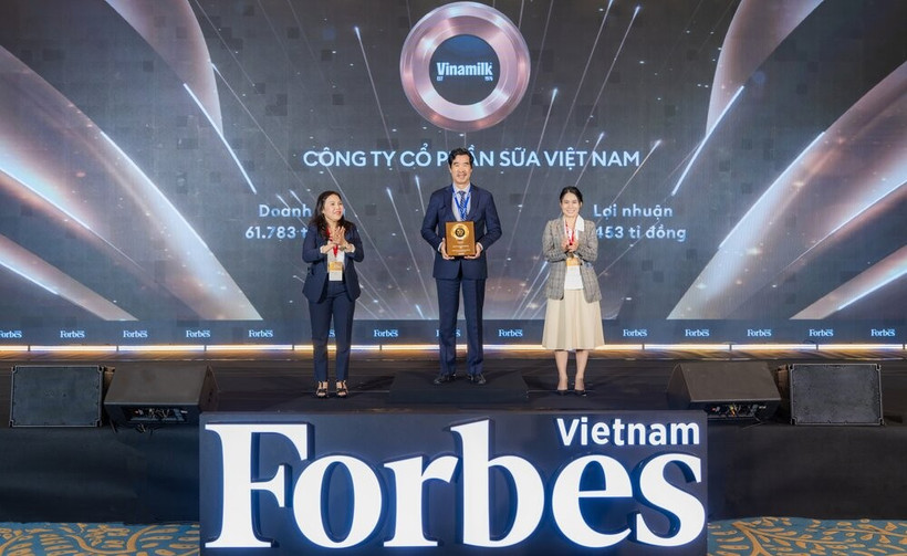 Nguyên Quôc Khanh, directeur exécutif de la recherche et du développement de Vinamilk, lors de la cérémonie de mise à l’honneur des meilleures entreprises cotées au Vietnam. Photo : Forbes Vietnam
