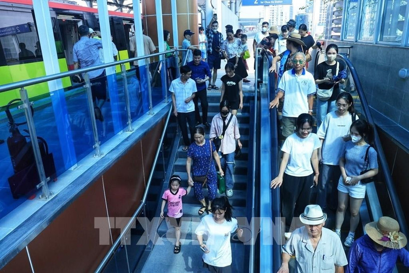 Passagers sur la ligne de métro Nhôn – gare de Hanoi, qui relie la banlieue de Hanoi au centre-ville. Photo : VNA