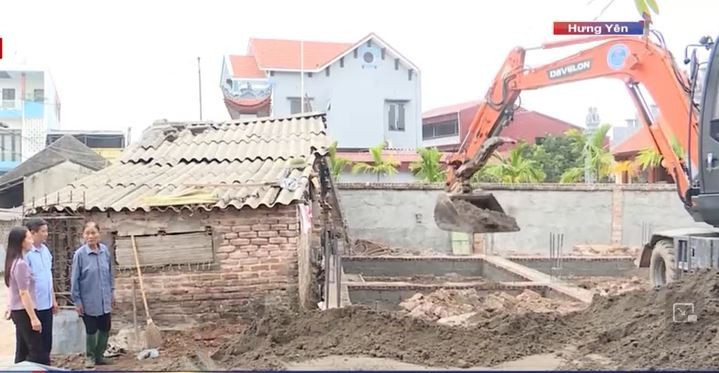 Depuis 2019, Hung Yên a soutenu financièrement la construction et la réparation de 2.485 maisons pour les personnes méritantes, les personnes victimes de l’agent orange, les personnes pauvres et quasi-pauvres. Photo: capture d'écran VTV