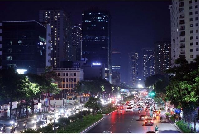Dans la rue Nguyên Chi Thanh, les lumières, les décorations, les panneaux d'affichage sont éteints pour réduire la consommation énergétique et protéger l’environnement. Photo : VNA