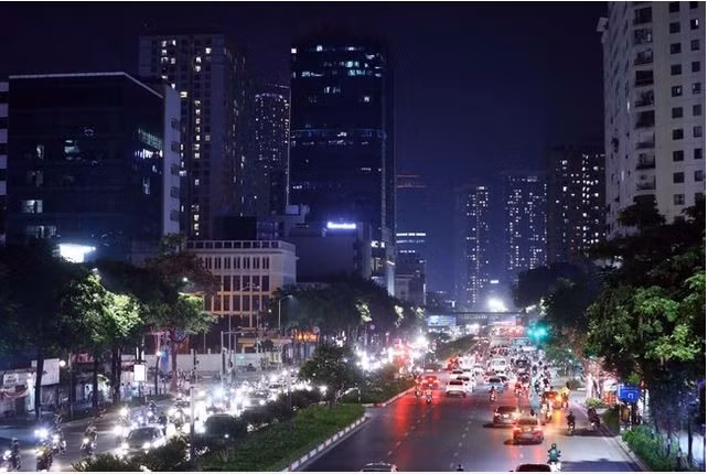 Dans la rue Nguyên Chi Thanh, les lumières, les décorations, les panneaux d'affichage sont éteints pour réduire la consommation énergétique et protéger l’environnement. Photo : VNA