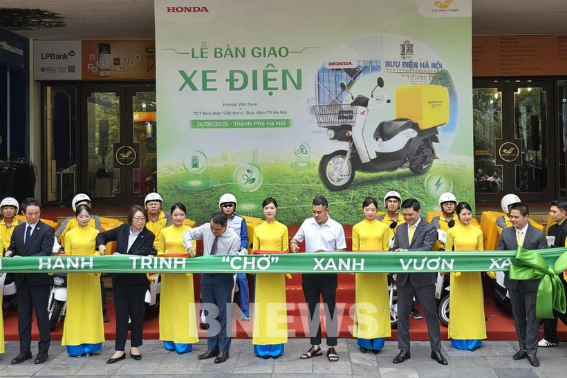 Vue de la cérémonie de livraison de motos électriques Honda Benly e à la Poste de Hanoi, le 26 juin. Photo : VNA