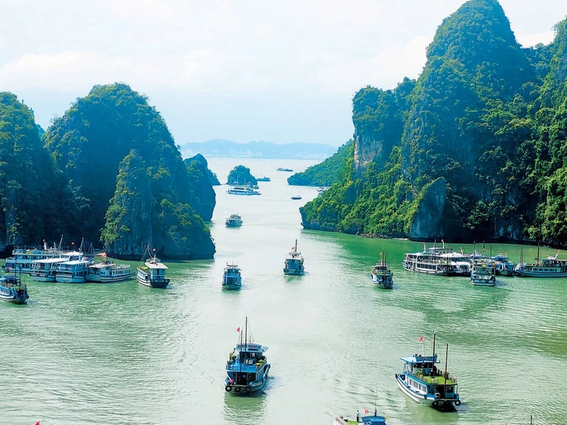 La baie de Ha Long, province de Quang Ninh (Nord), destination de choix des touristes tant vietnamiens qu’étrangers. Photo: VNA