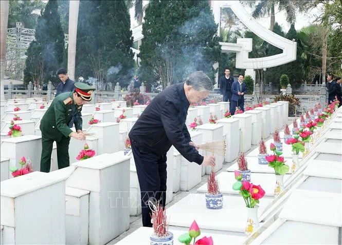 Le secrétaire général Tô Lâm rend hommage aux héros morts pour la Patrie, au cimetière national des martyrs de Vi Xuyên, à Hà Giang, le 5 février. Photo: VNA